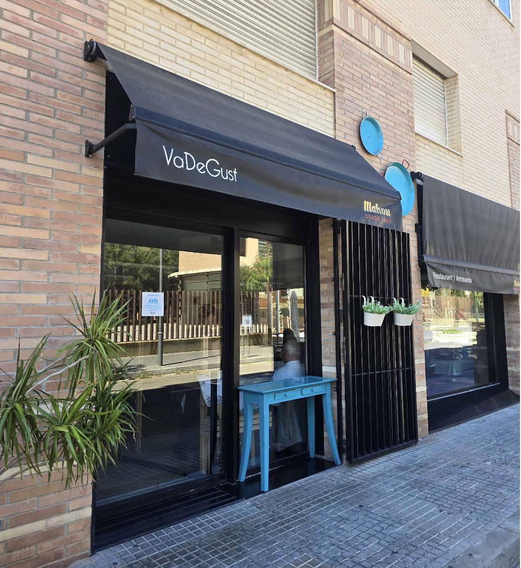 Exterior del restaurante Vadegust al atardecer